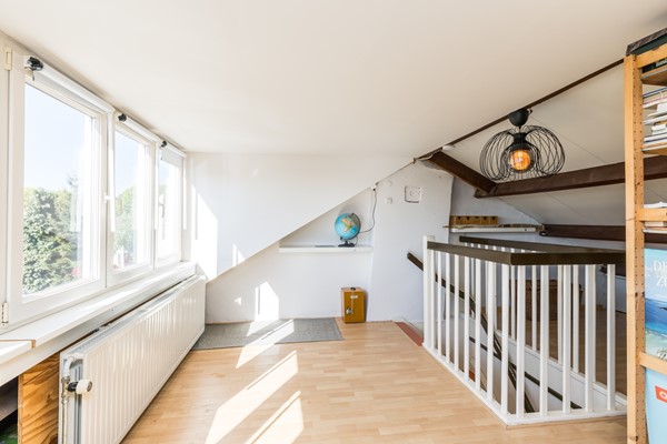 Foto - Te koop: Vlakbij het winkelcentrum in het geliefde, rustige Schaesberg ligt deze charmante, geïsoleerde hoekwoning met een verrassend ruime, multifunctionele zolderverdieping. 